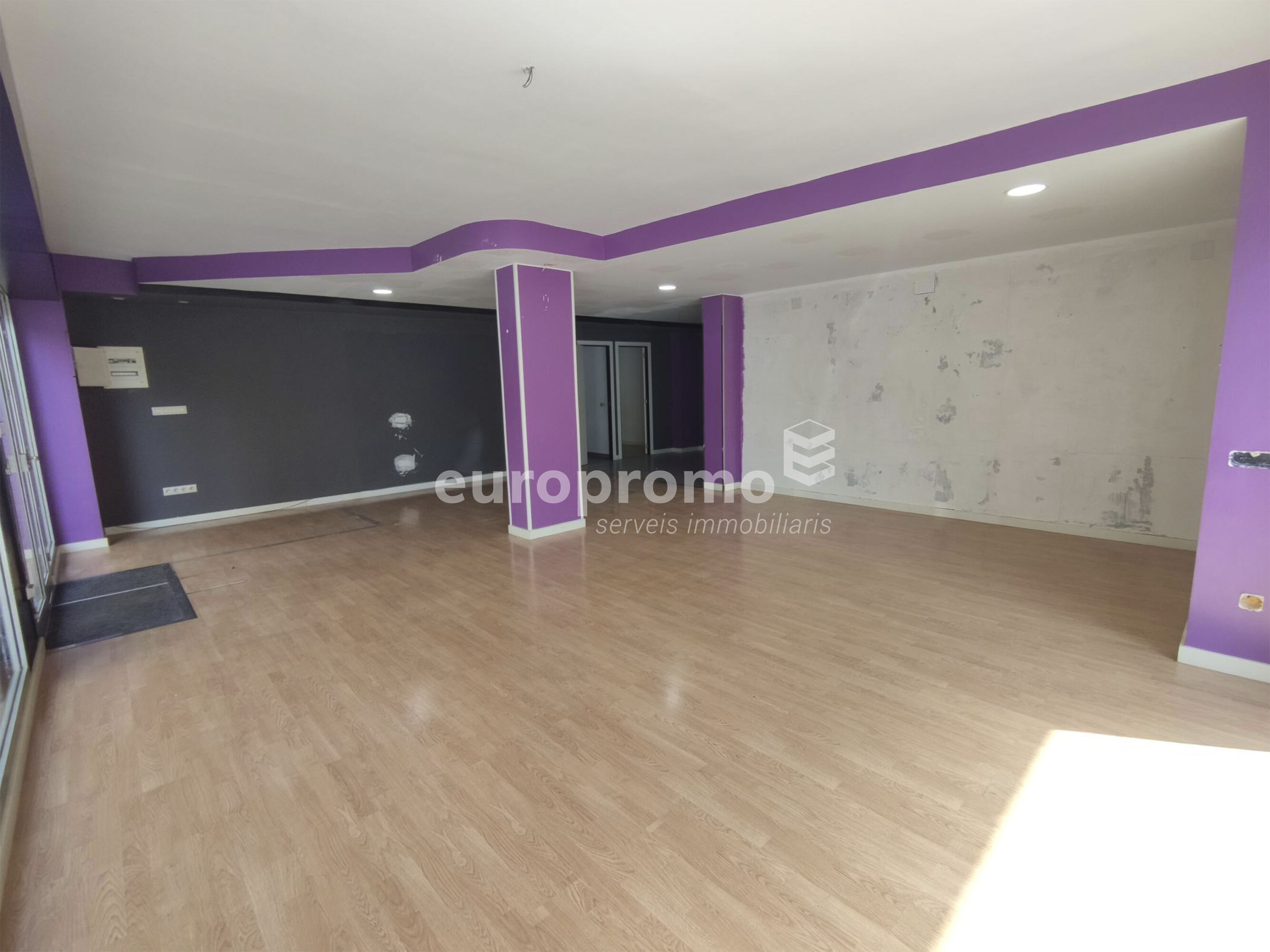 Local esquinero de 76m2 con 14 metros lineales de fachada situado en la zona  en Santa Eugènia
